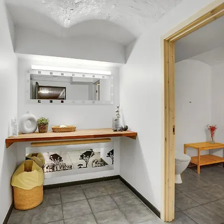Apartment Gorgeous In V With Kitchen